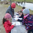 Kinder bei der Schnitzeljagd am Fischhofpark