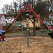 2 Kinder beim Wippen auf dem Spielplatz