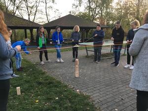 Gruppenleiter bei einer Kooperationsübung Gruppenleiter bei einer Kooperationsübung